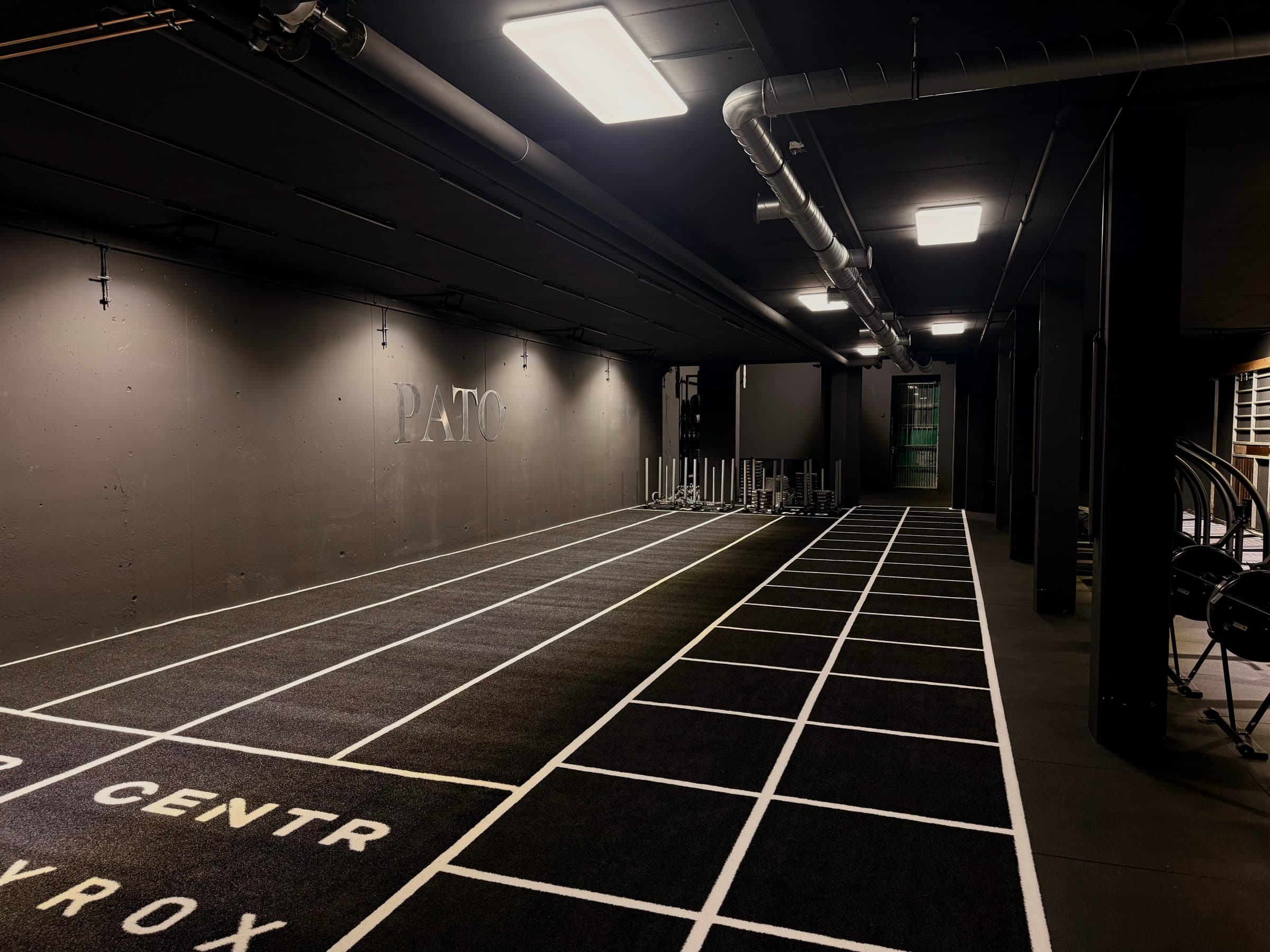 Die HYROX Training Zone mit Sled-Bahnen und Burpee-Bahn